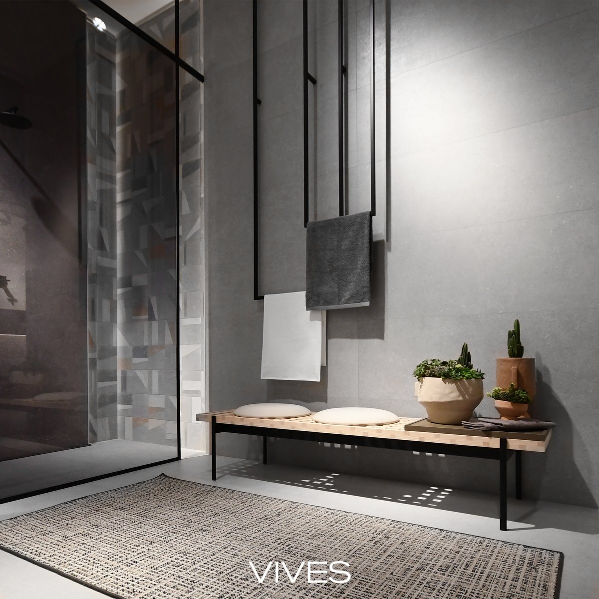 Continuity and style for the walls of any room with the Kamala-R Grey 45x120cm wall tile, from the Kamala collection, perfect to complement the Nassau porcelain stoneware collection. ow.ly/zE4H50VZU9f #vives #tileslovers #walls #walltiles #interiordesign #kitchen #bath