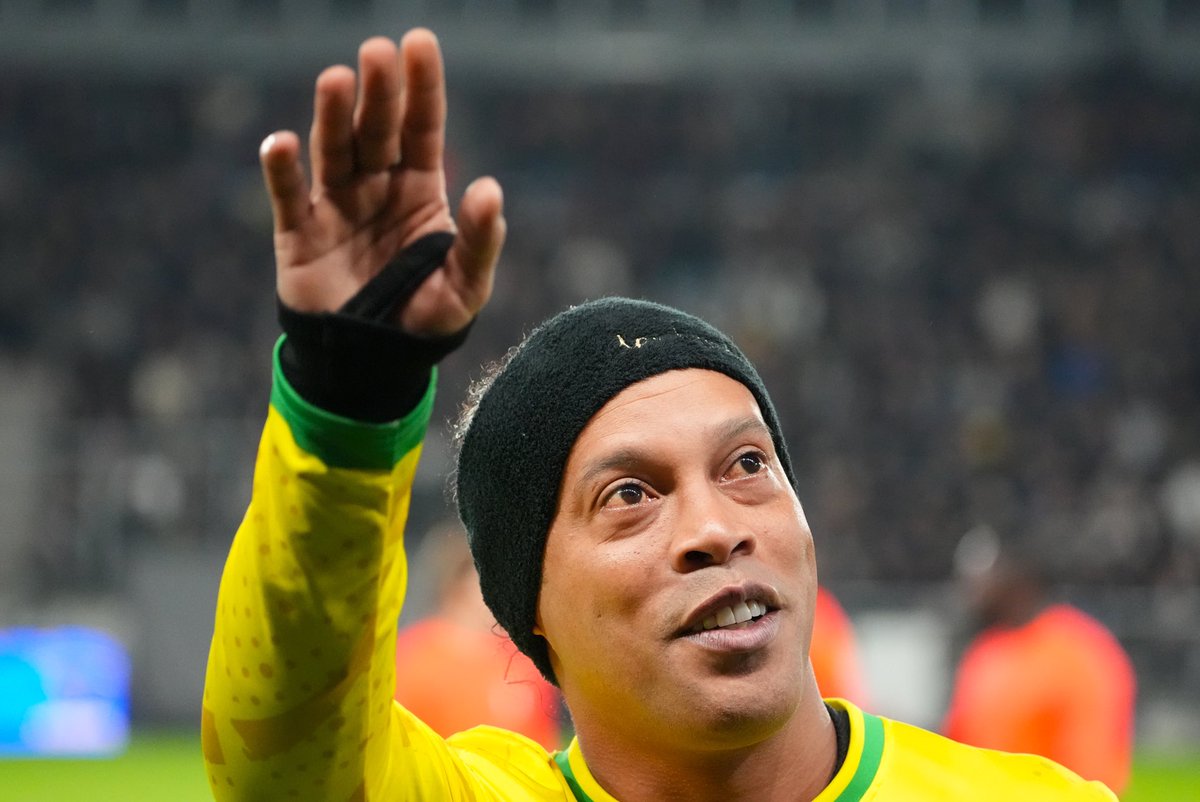 ActuFoot_'s tweet image. Ronaldinho 🇧🇷 encense Ousmane Dembélé 🇫🇷 et félicite le PSG :

"𝗨𝗡 𝗣𝗟𝗔𝗜𝗦𝗜𝗥 𝗗𝗘 𝗟𝗘 𝗩𝗢𝗜𝗥 𝗝𝗢𝗨𝗘𝗥 𝗦𝗢𝗡 𝗠𝗘𝗜𝗟𝗟𝗘𝗨𝗥 𝗙𝗢𝗢𝗧𝗕𝗔𝗟𝗟 !!! 𝗦𝗘𝗦 𝗗𝗥𝗜𝗕𝗕𝗟𝗘𝗦 𝗗𝗘́𝗖𝗢𝗡𝗖𝗘𝗥𝗧𝗔𝗡𝗧𝗦…" 🤩

"𝗙𝗘́𝗟𝗜𝗖𝗜𝗧𝗔𝗧𝗜𝗢𝗡𝗦 𝗔𝗨 𝗣𝗦𝗚 𝗘𝗧 𝗔̀ 𝗧𝗢𝗨𝗦…