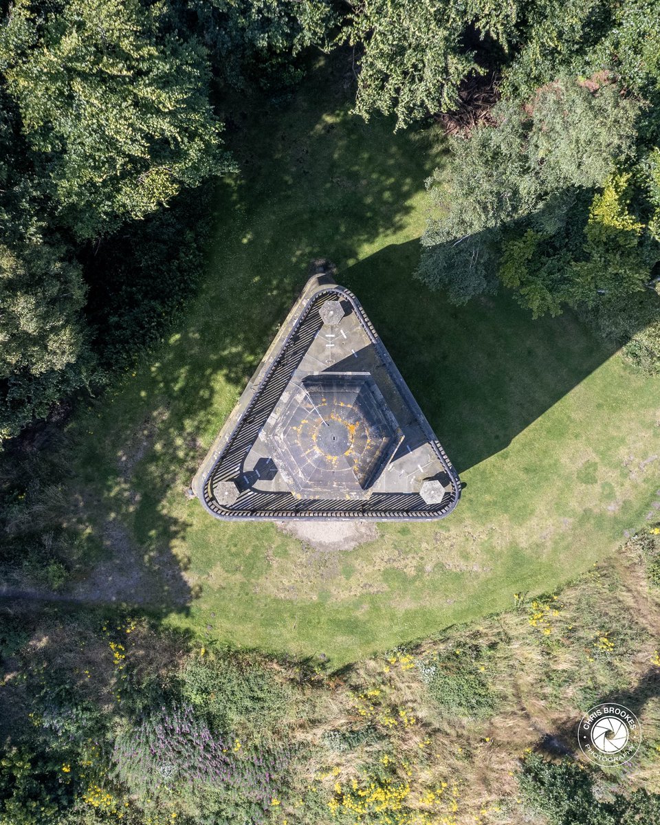 Hoober Stand is a 30-metre-high (98 ft) pyramidal tower and Grade II* listed building on a ridge in Wentworth, South Yorkshire in northern England 🏴󠁧󠁢󠁥󠁮󠁧󠁿

#hooberstand #wentworth #dronephotography #visitengland #yorkshire #ThePhotoHour #DroneHour #england