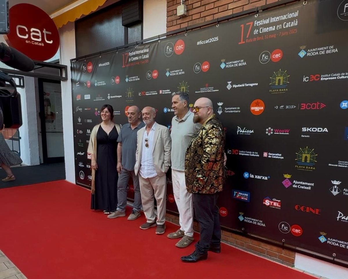 #ArdenProducciones Ara sí que sí, ahir va arribar el dia! Inauguràrem amb #LaInvasióDelsBàrbars el Festival Internacional de Cinema <a href="/FICCAT/">Festival FIC-CAT</a> amb una gran acollida!! 👏👏