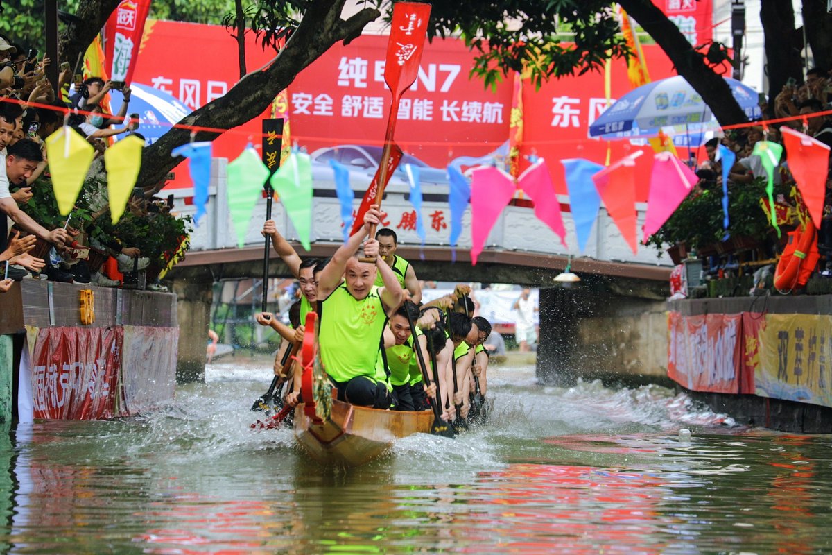 LEONHE00939209's tweet photo. 寧可煲爛，不可扒慢！“水上F1”佛山疊滘龍船漂移大賽，看中國龍舟精神！ https://t.co/OK724zP5st