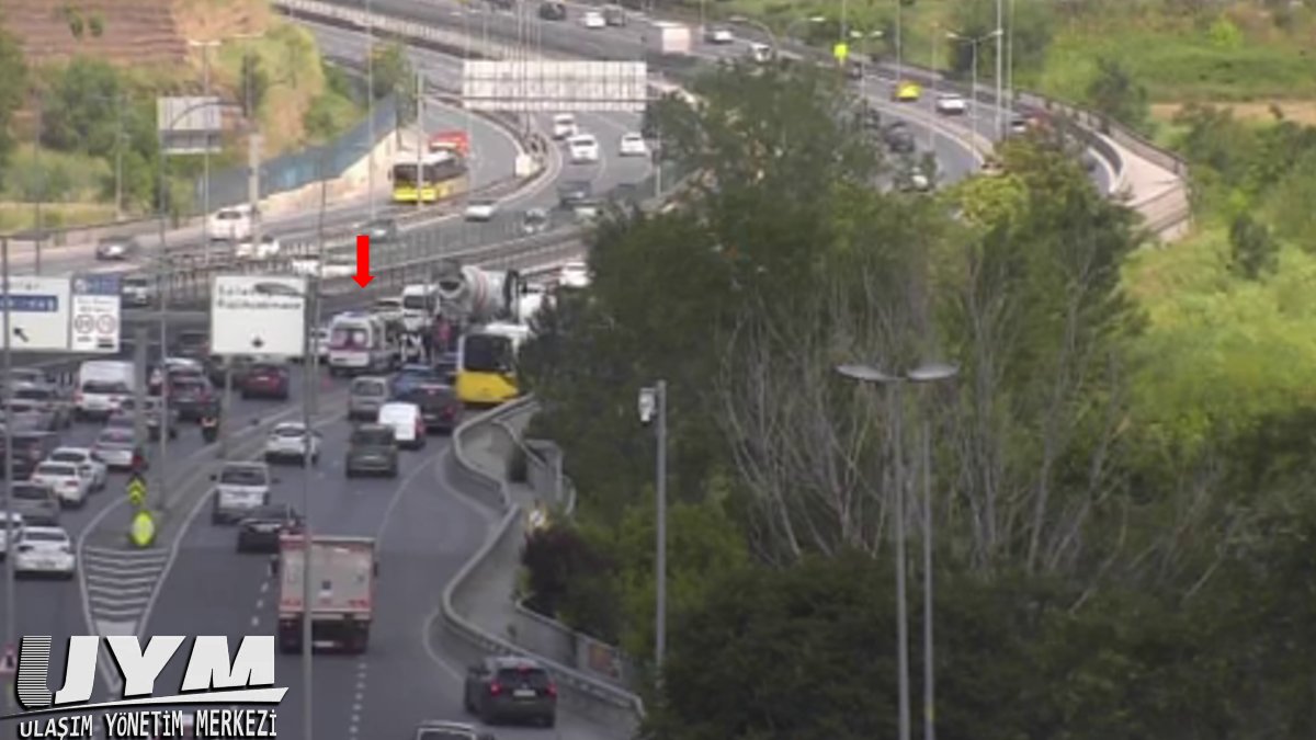 D100 Çobançeşme-Sefaköy Yönü, sağ şerit trafik kazası (yaralanmalı) nedeni ile 1 şerit trafiğe kapalı. Kazaya müdahale ediliyor.