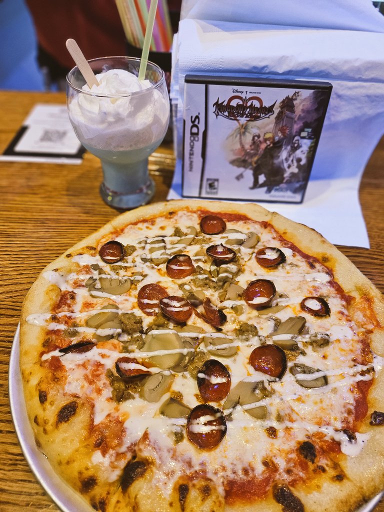 BIOKANDI's tweet photo. celebrated kingdom hearts 358/2 16th anniversary with "yaoi pizza" and sea salt ice cream flavored vodka yesterday what a time to be alive https://t.co/KiPUP1RCok