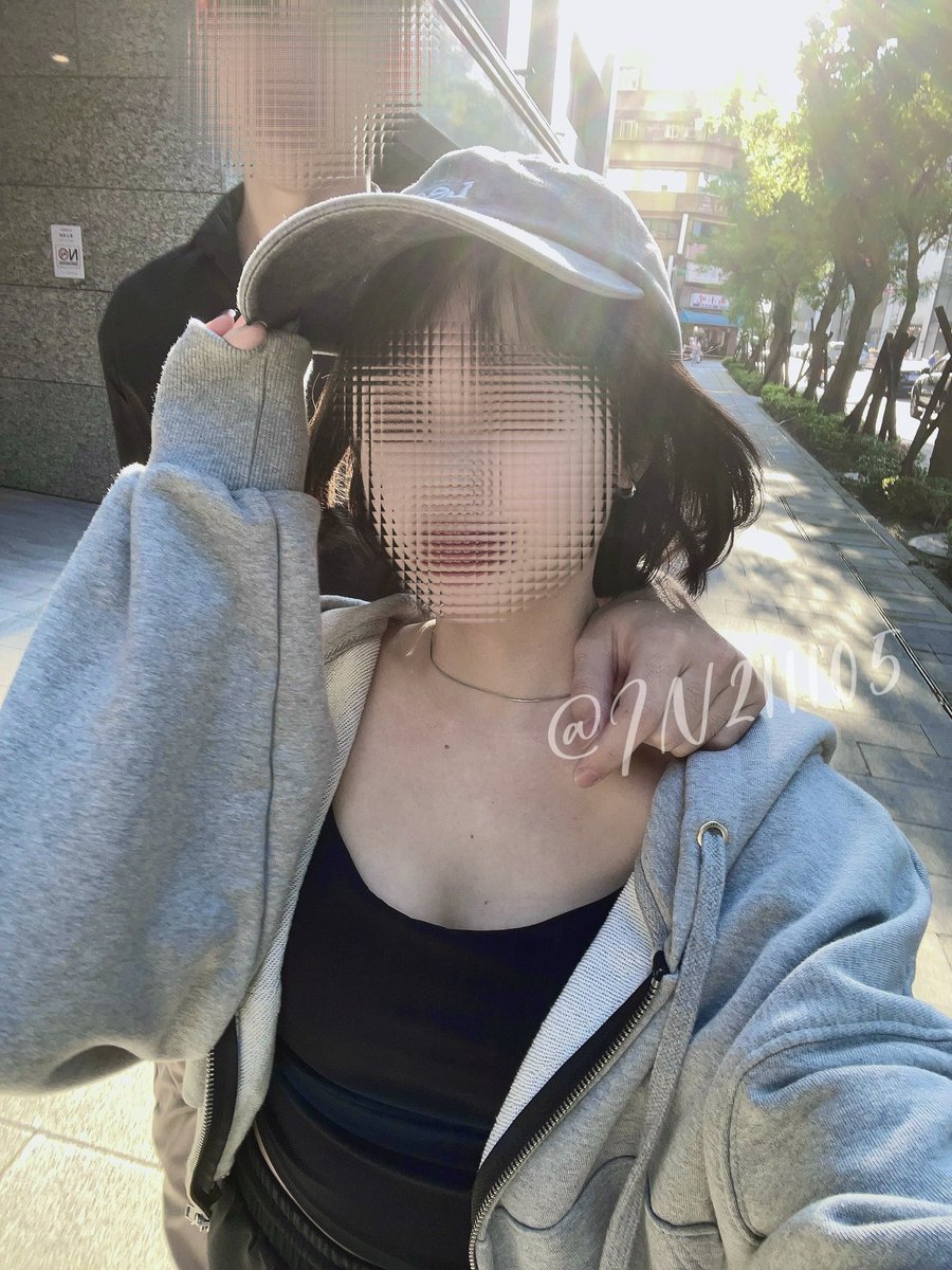 雖然平常很像單女帳號但真的不是😂
女生自拍就是自己好看就好😝

#日常 #隨手拍