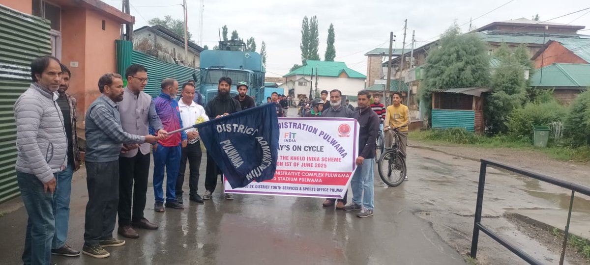 DPulwama's tweet photo. SUNDAY ON CYCLE  eunder FIT INDIA INITIATIVE  organised by YSS Pulwama flagged off by Addc Pulwama from district administrative complex and it culminated at sports stadium Pulwama 
Despite rainy weather Enthusiastic participation from youth was recorded https://t.co/2nnG72SCED