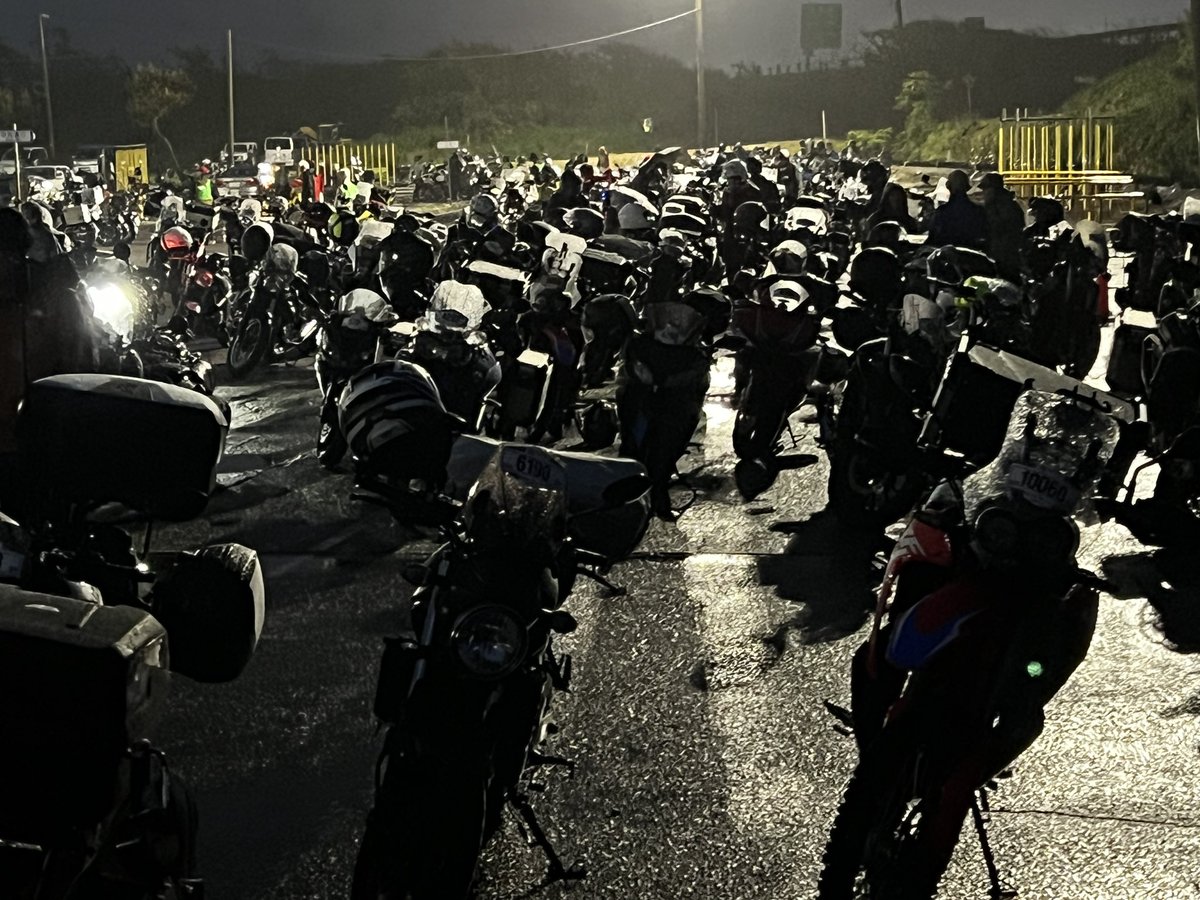 watarun_tweet's tweet photo. SSTR2025無事完走！
アクシデントもありで雨の中を
合計900km走行🏍️

最終日だけで3000人ほど集まったそうｽｹﾞｪ

荷物が多く終始バックを背負っていたけど
サイドパニアが欲しくなった笑

2026もぜひ参加したい！
#SSTR2025 https://t.co/teWwfGHzKm