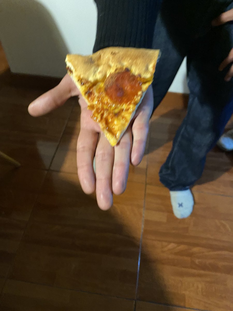 Si esta es la pizza mediana como será la pequeña 😭 <a href="/pizzahut/">Pizza Hut</a>