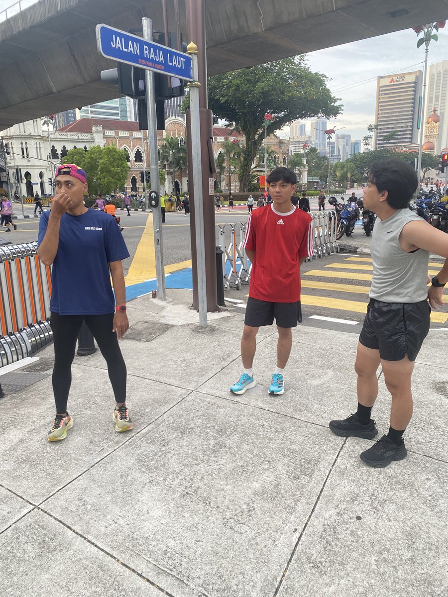 theOzsman's tweet photo. Menyantuni rakan taulan di Kuala Lumpur Car Free Morning. #Klcf #RPTR https://t.co/ZGYFCgOsI2