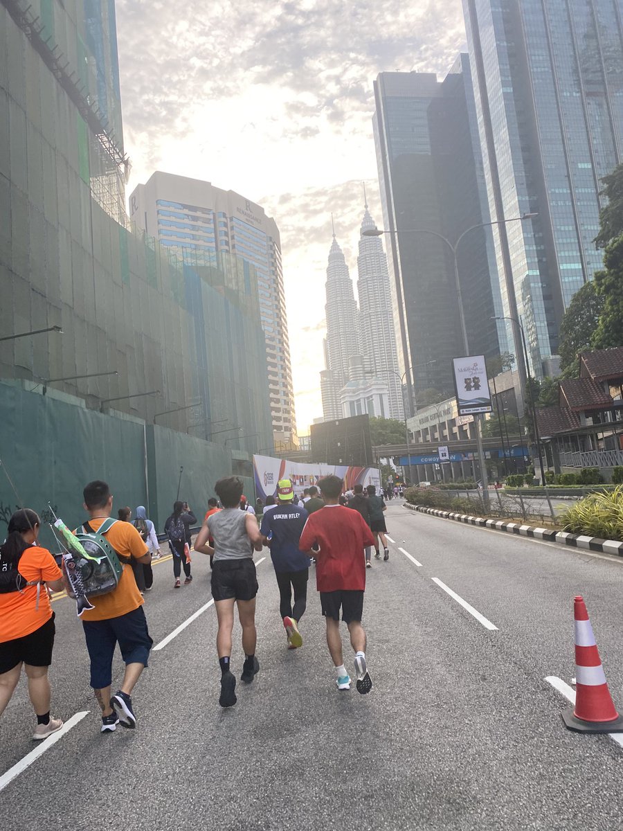 theOzsman's tweet photo. Menyantuni rakan taulan di Kuala Lumpur Car Free Morning. #Klcf #RPTR https://t.co/ZGYFCgOsI2
