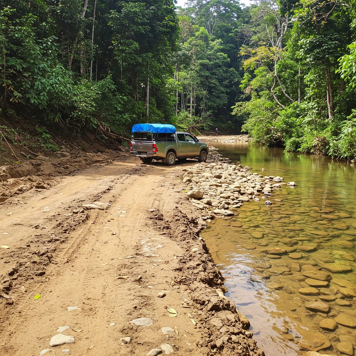 Bang Beben (@benbela) on Twitter photo Foto ini mungkin terlihat biasa saja.
Hanya sebuah mobil terparkir miring di pinggir sungai. Muatannya utuh.
Namun, ini adalah posisi terakhir sebelum ayah dan kernetnya dinyatakan hilang tanpa jejak.
Mengenang setahun hilangnya abah.
#bacahorror
<a href="/IDN_Horor/">Horor Indonesia</a> Foto ini mungkin terlihat biasa saja.
Hanya sebuah mobil terparkir miring di pinggir sungai. Muatannya utuh.
Namun, ini adalah posisi terakhir sebelum ayah dan kernetnya dinyatakan hilang tanpa jejak.
Mengenang setahun hilangnya abah.
#bacahorror
<a href="/IDN_Horor/">Horor Indonesia</a>
