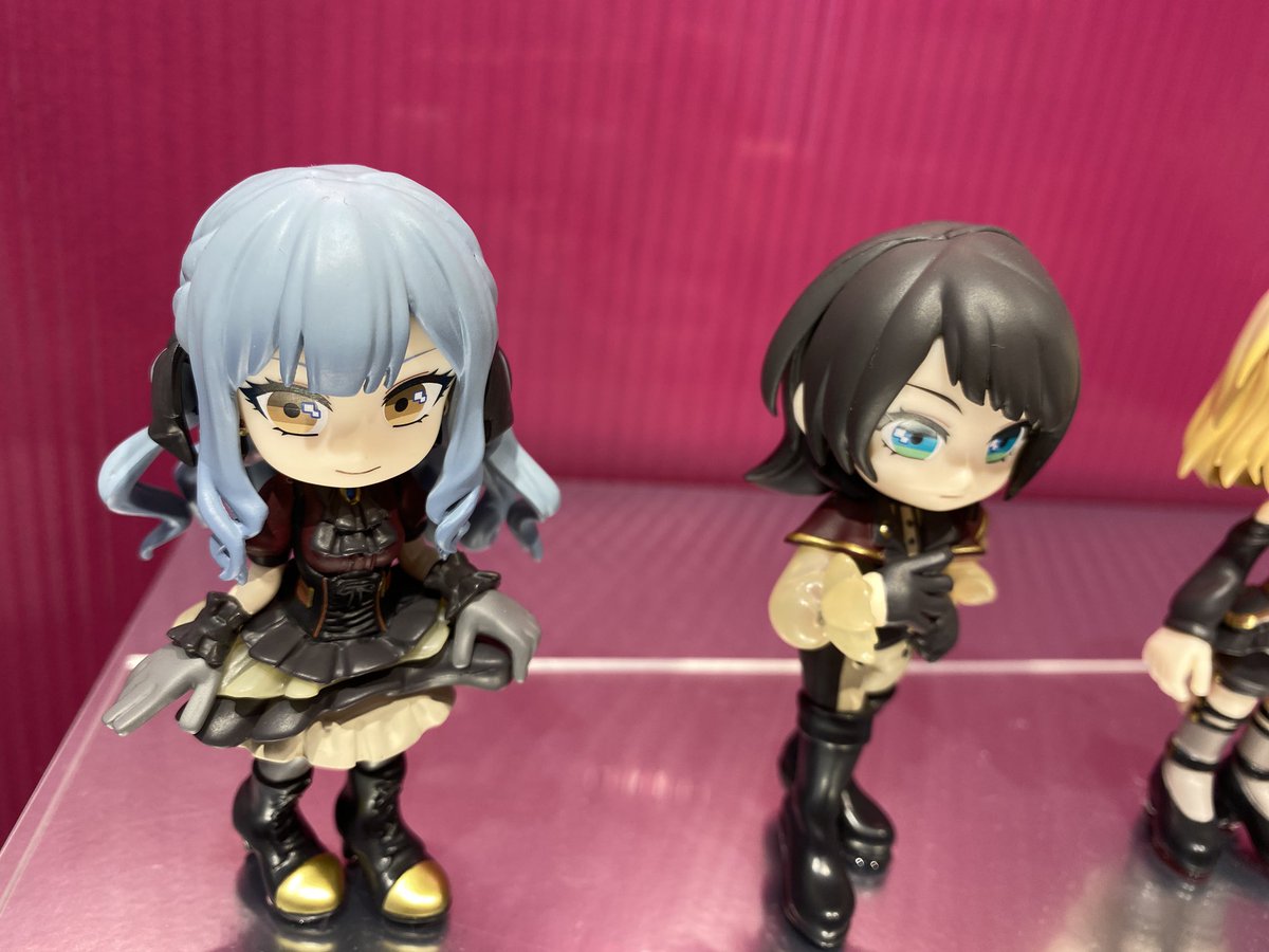 fujikou_mutsu's tweet photo. 表参道のPalVerseストア見に来たけど
まさかのデカ燈いてびっくりw
ムジカのやつ、至近距離で初めて見たけど衣装の再現度すごい…
特に海鈴の袖の透け感!!
ボタンとかチェーンも塗装で再現しててすご
スタァライトも早く欲しいンゴねぇ🦒
#PalSpace #AveMujica #PalVerse https://t.co/0tg6JPQL7E