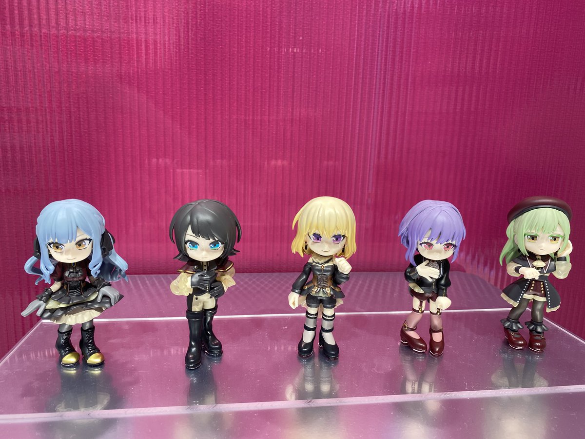 fujikou_mutsu's tweet photo. 表参道のPalVerseストア見に来たけど
まさかのデカ燈いてびっくりw
ムジカのやつ、至近距離で初めて見たけど衣装の再現度すごい…
特に海鈴の袖の透け感!!
ボタンとかチェーンも塗装で再現しててすご
スタァライトも早く欲しいンゴねぇ🦒
#PalSpace #AveMujica #PalVerse https://t.co/0tg6JPQL7E