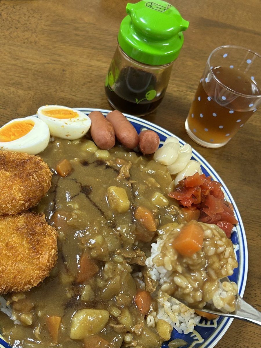 お昼てきとうに済ませようとコロッケ買ってきたら 近所の御内儀様から「ご飯ちゃんと食べなきゃダメやでぇ」とカレーのお裾分けをいただき お昼はコロッケカレーとなりました
漂う昭和感 懐かしさと美味しさと嬉しさで涙が出てきます
昭和なカレーは後がけウスターでキマリです♪