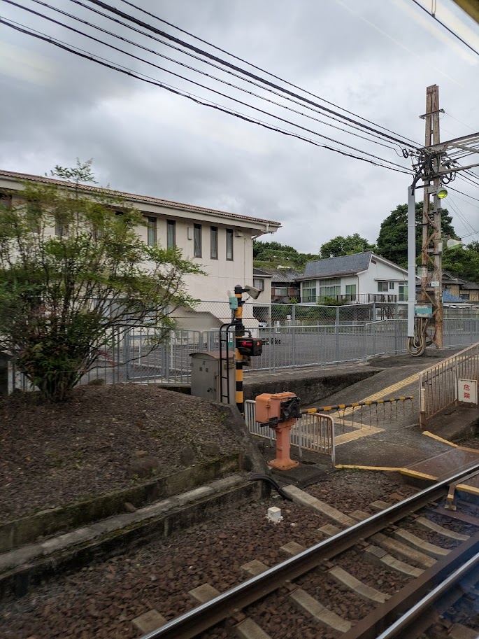 写真は #学文路集会所 という施設。昨年まで #苅萱堂 の #人魚（マーメイドではない）ミイラのおどろおどろしい看板があったが、撤去した様子。
ところで #本居宣長 の没後の門人で国学者の #平田篤胤 は人魚ミイラの一部を食した翌年歿したという。