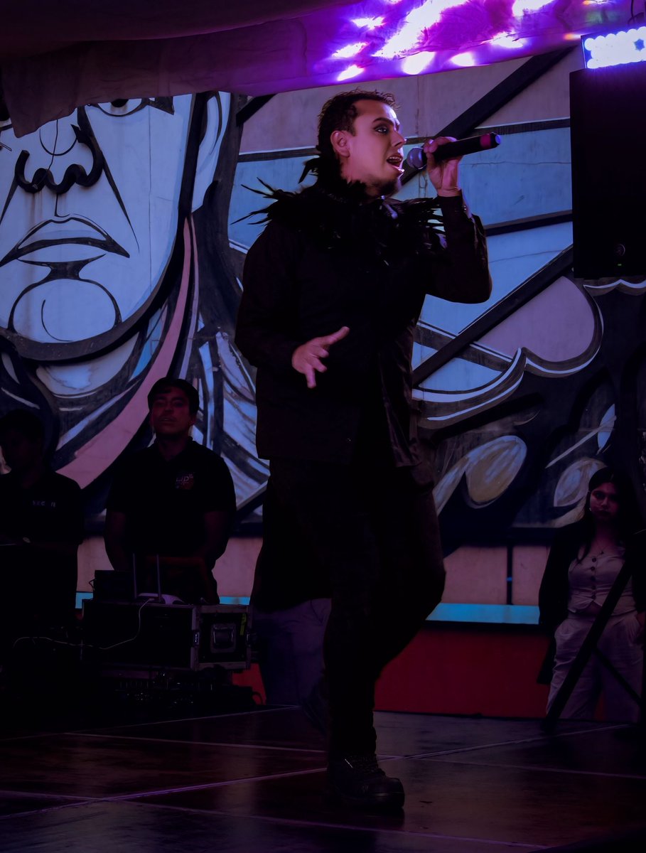 Llegarás a ese punto donde no podrás volver jamás… haz lo que tú quieras en la obscuridad… #ROMStar #SonosSoloUno #Concierto #SingerLife #Concierto