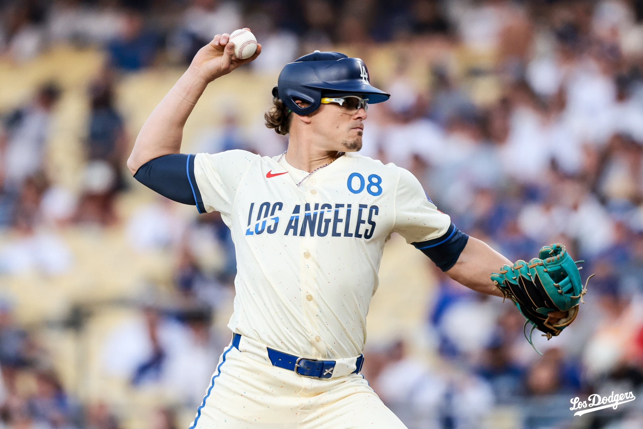 Kiké Hernández realiza un lanzamiento en la loma de los disparos.