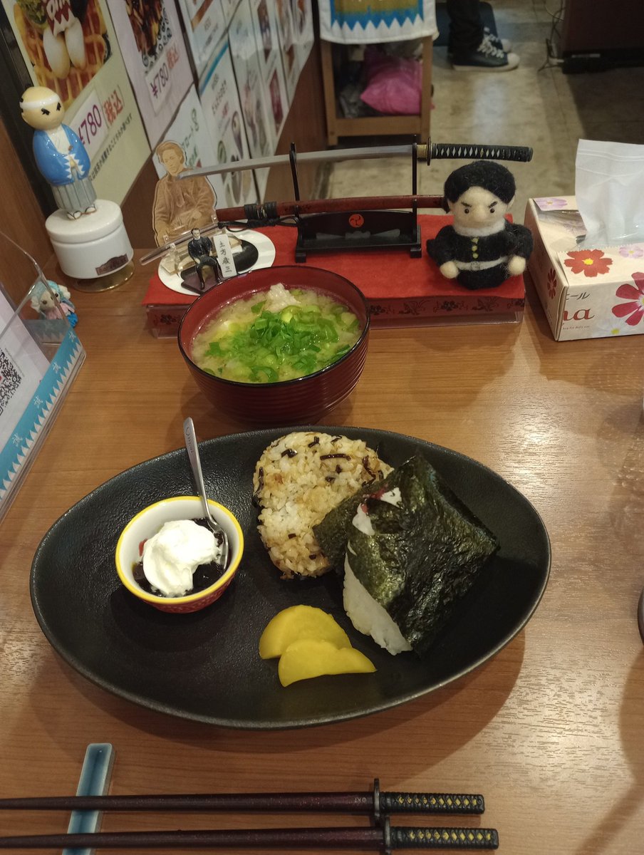 okihigichuv's tweet photo. 屯所飯です🍙今回のおにぎりは山崎丞の㊙と左之助のたぬき、山南さんの高菜
㊙の中身は昆布でした！
2枚目は友達ので、土方さんの梅&amp;永倉新八のおかか昆布（金カムコンビかな✨）
デザートは私の壬生狼パフェと友達のがむしんパフェ！
おにぎり種類豊富で楽しいよ https://t.co/wwmw9fBbyZ