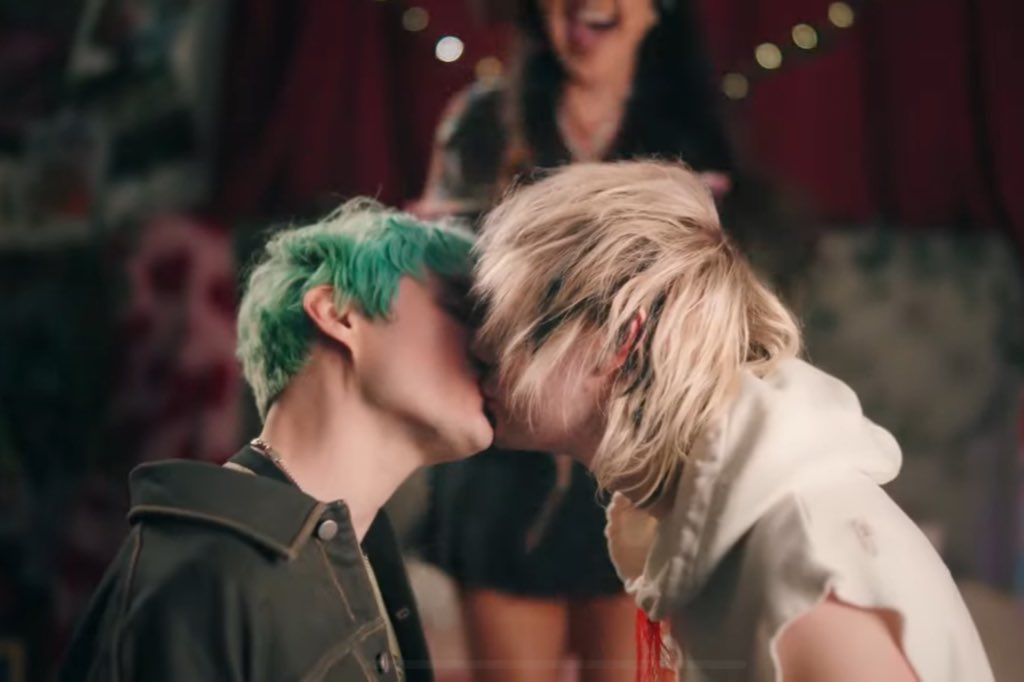 ParxCrave's tweet image. Happy pride month! We’re so proud of you this month and always, @awsten! 🏳️‍🌈❤️🧡💛💚🩵💙💜