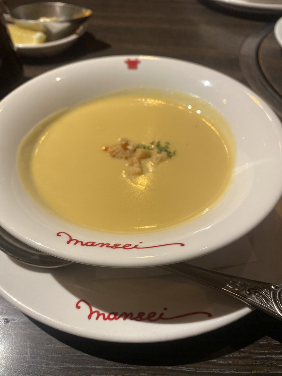 kouhei0856's tweet photo. 【肉の万世 新橋店】
元バイト先の系列店に🍴
今まで食べたハンバーグの中だったら純粋な美味しさではトップ3に入る✨️
価格はファミレスより高めだけど肉の旨味をしっかり感じられるのもそうだし、お金少し多めに出してても美味しいものを食べたい人におすすめ！
 #肉の万世  #ハンバーグ https://t.co/j1oTFrEEAV