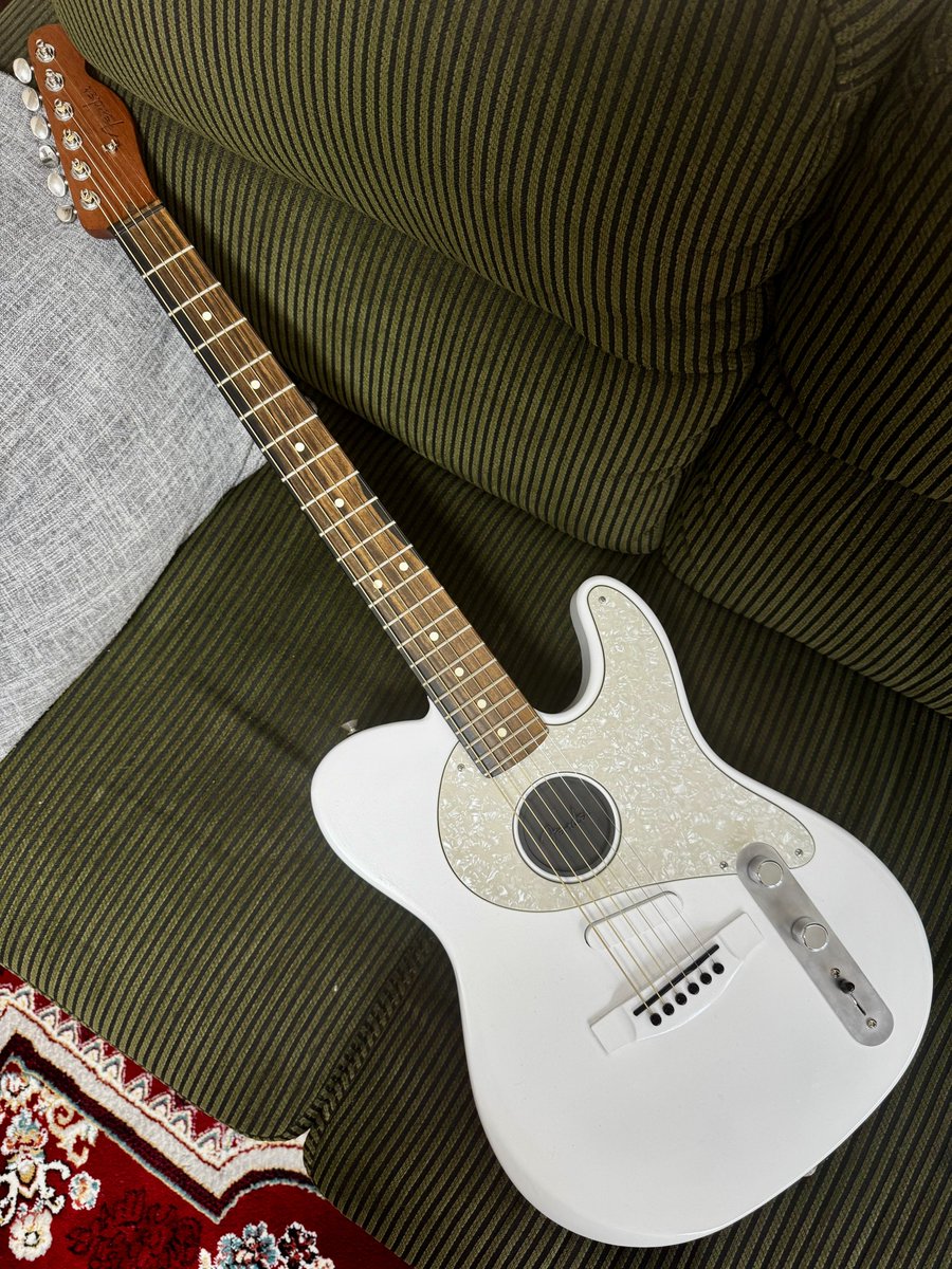 みんなが持ってなさそうなギター 完成したばっかの白アコスタ #常田大