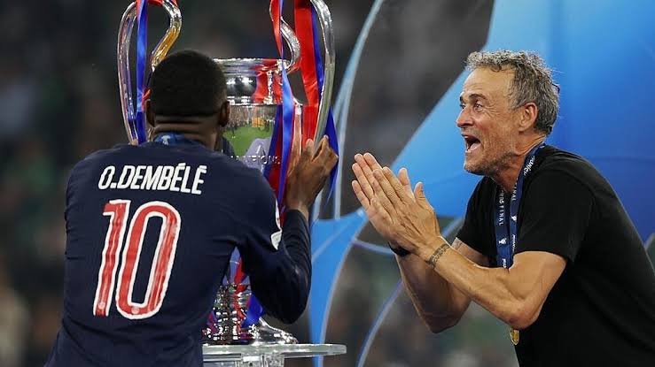 Trivela_Futebol's tweet photo. 🏆️優勝という最高のプレゼントに
🇫🇷 監督に愛でお返しするPSGサポ

2019年に娘を癌で亡くしたエンリケ監督。
UCL決勝前に亡き娘との思い出を語った。
「バルサ時代、優勝後に娘と旗を芝生に立てた素晴らしい写真があるんだ。PSGの旗でも同じことがしたい。でも…娘はもういないが心の中にずっといるよ」

それを聞きつけたPSGサポ。
優勝後、娘とPSGユニを着て旗を刺してる絵を掲げる🥹❤️