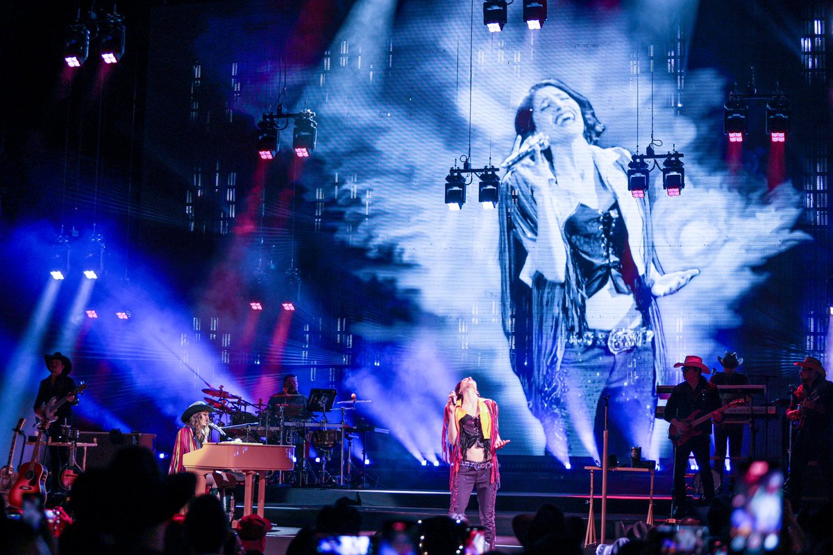 haashoficial's tweet photo. GUADALAJARA ❤️😍 ¡Qué increíble estar de regreso con ustedes y con otro #SoldOut ! Casa llena en HAASHVILLE 🙏🏻🌵🤠❤️. Gracias por cantar con nosotras de esta manera y por llenar este lugar con tanto amor. Ustedes son la razón por la que seguimos haciendo música con todo el corazón.