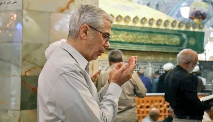 بیان جمله «با جامعه در حال تحول، نمی‌شود با #باتوم برخورد کرد» در روزهای اخیر توسط سرلشکر باقری رئیس ستاد کل نیروهای مسلح کافی بود تا #سوپرانقلابی ها به این مرد مخلص با صفا و دوست داشتنی حمله کنند.
سردار!
باید مدافع باتوم باشید تا کاسه‌های داغ‌تر از آش با شما کاری نداشته باشند!