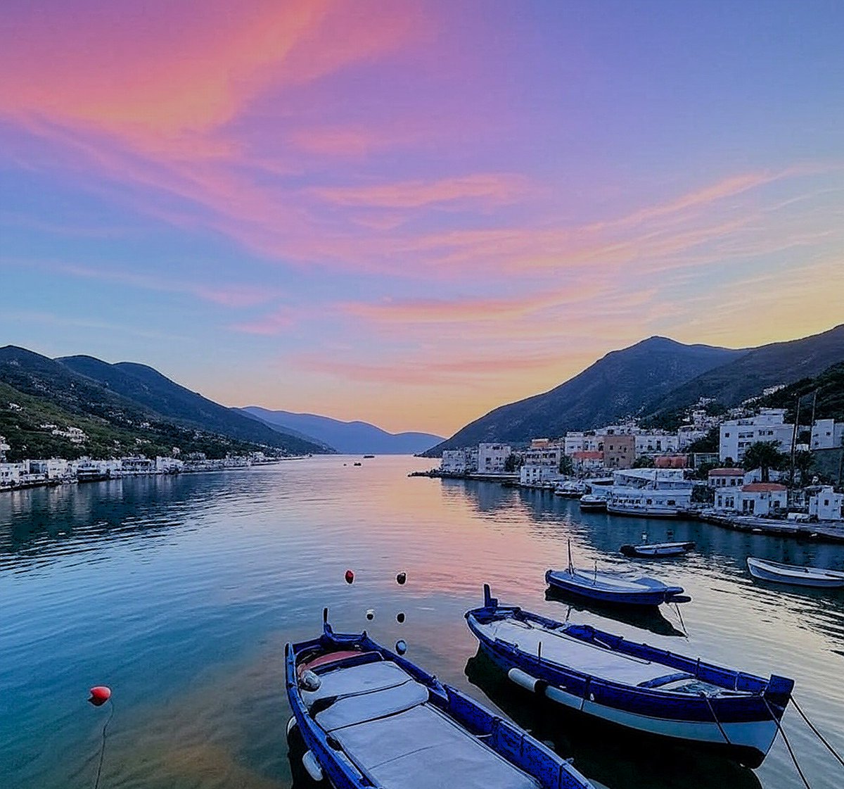 .
#I_COLORI_DELL_ALBA

Alla mia età l'aurora è una conquista.
S'affresca il cielo d'aura meraviglia.
La vita in quei colori. Cinguettio 
in lode d'alba. Rendo grazie a Dio.
.

Versi e foto di Peppino C. aka #Zû_Pippinu
.