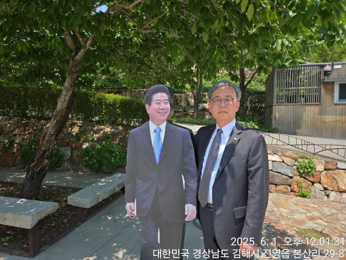 올해는 방송 찬조연설 준비 때문에 23일날 오지 못했고 오늘 찾아 뵙니다. 시간이 갈수록 그립습니다.