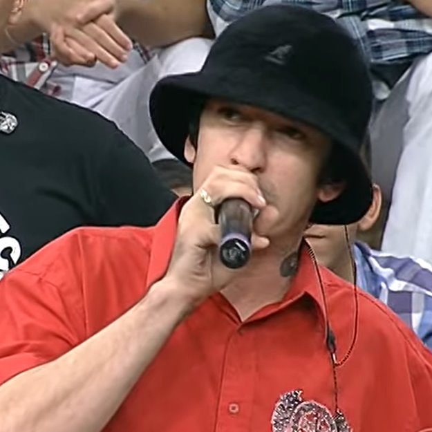 igormirandasite's tweet photo. Há 47 anos, nascia Champignon. O baixista do Charlie Brown Jr. cometeu suicídio em 9 de setembro de 2013, aos 35 anos. Integrou a banda desde os primórdios até 2005, voltando em 2011 para ficar até a morte de Chorão, em 2013.

Qual a sua linha de baixo favorita de Champignon? https://t.co/ZUrFXwgsKU