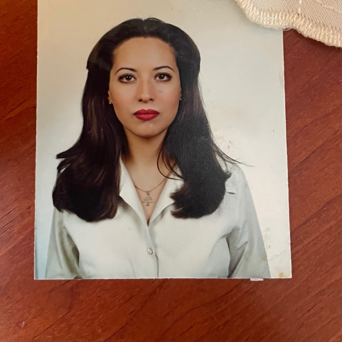 mroahamad's tweet photo. mi mamá a sus veintes https://t.co/rjAzDNZT0w