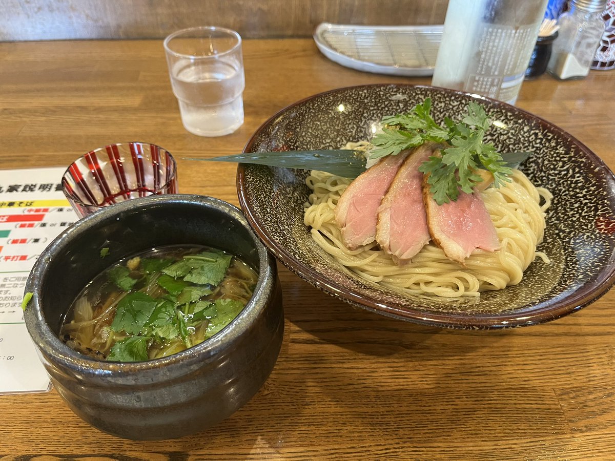 girogiro30fun's tweet photo. 㐂九家さん
鴨汁つけ麺〜鴨ロースト3枚付〜
日本酒

日曜から日本酒🍶

リニューアル後初訪問🚃
淡麗中華蕎麦の文字が映えますね！
内装も変えて良い感じっす🙆
鴨ローストめちゃくちゃ美味😋
鴨汁に麺をくぐらせ食べるつけ麺は至福すぎて良い酔いでした😆
今日も無事昇天です😇

ゴチそうさまでした😄 https://t.co/StbG9wm3qj