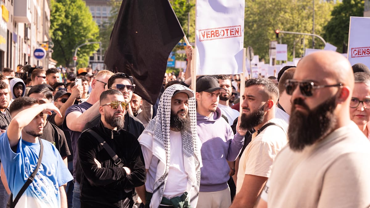 Mehr als eine Million Muslime in Deutschland zeigen Anfälligkeit für Radikalisierung to.welt.de/FvRA8Hg