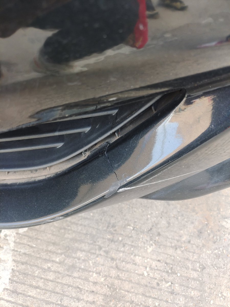 昨天端午节，回老家吃端午，在苍山隧道被追尾，连环追尾，我是中间那辆。还好速度不快，小问题