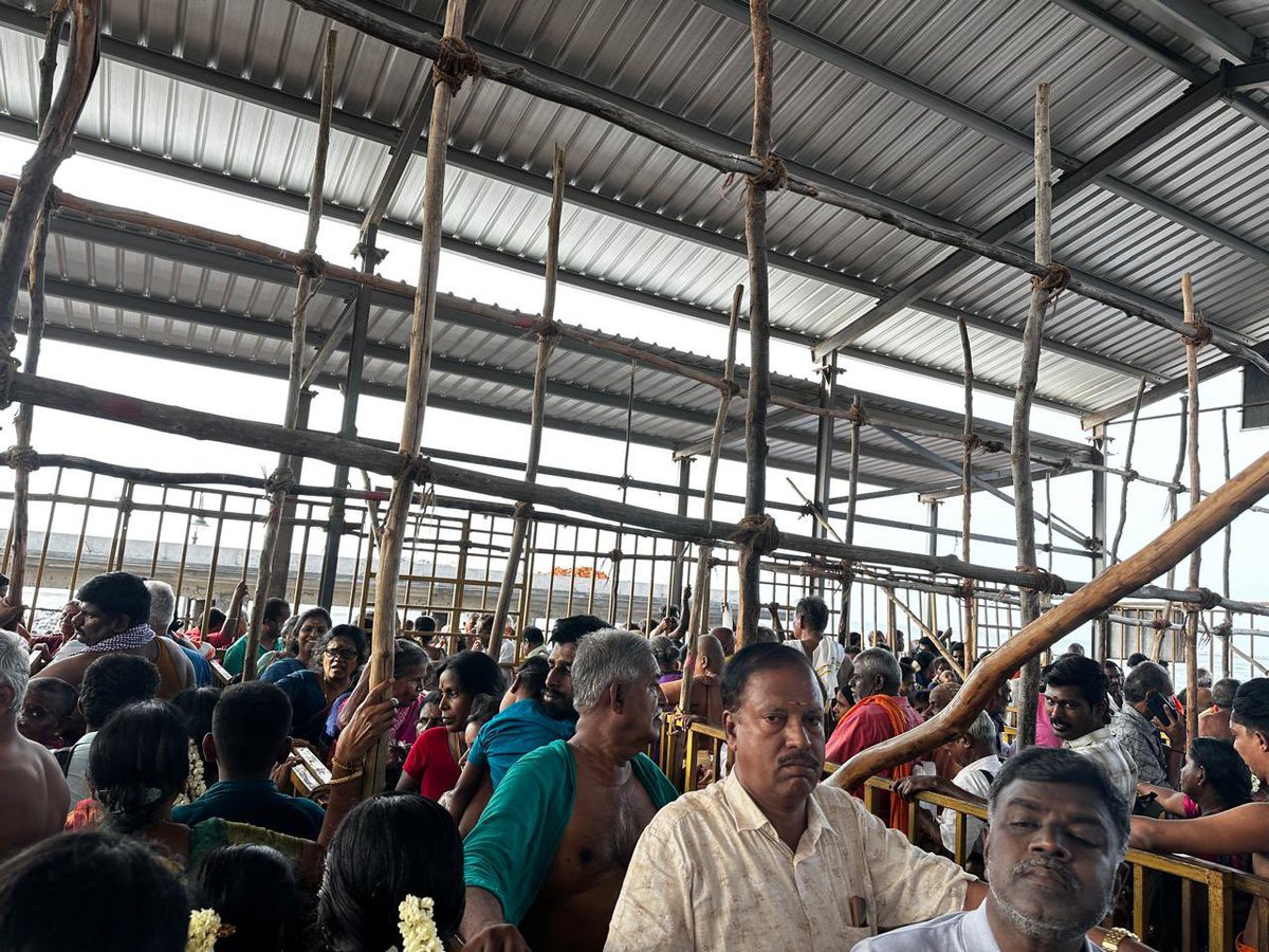 adonis_arun's tweet photo. (6/n) People couldn’t even access their phones to call for help or take videos—that’s how tightly packed the queues were. It was scary and unacceptable.

(📸 Attaching some images post the chaos here.) https://t.co/FyuOWSVZ4a