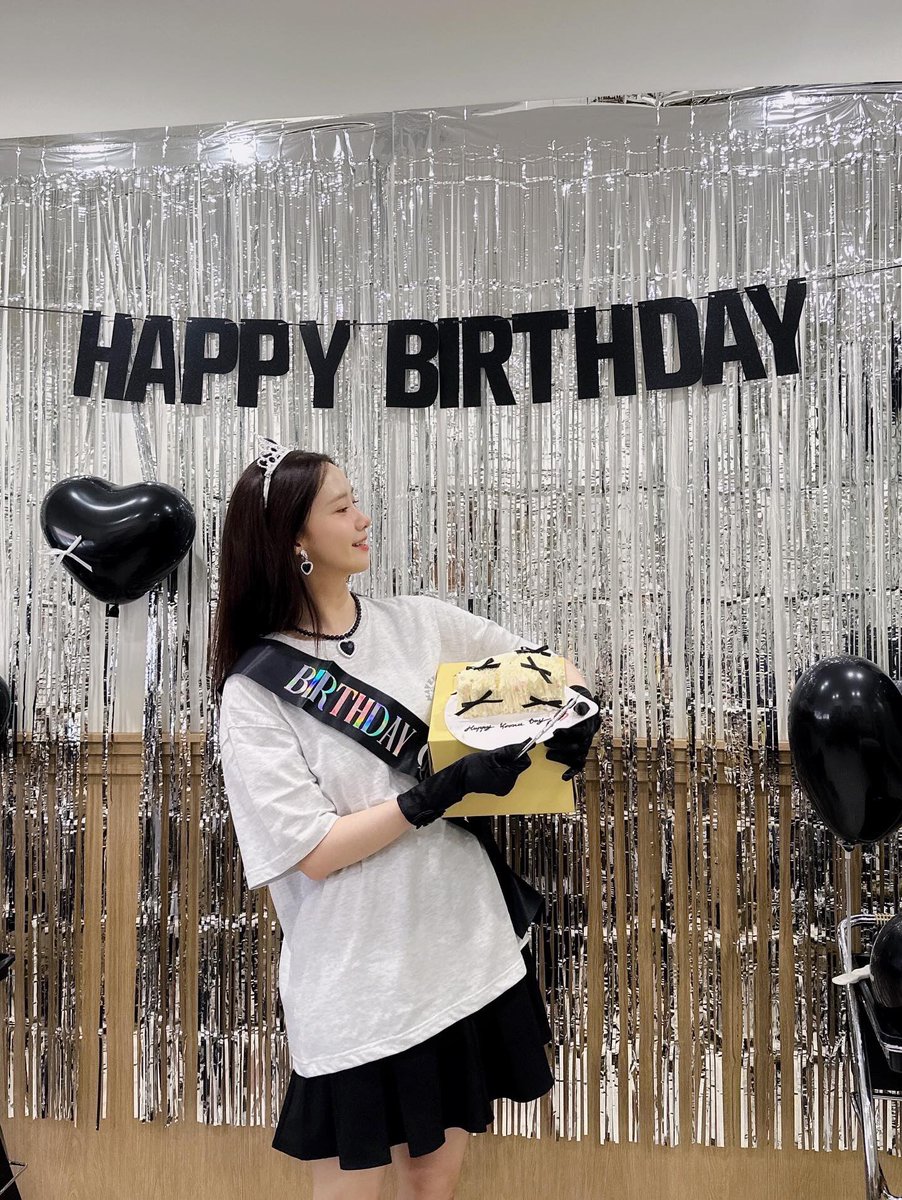 SNSD_0805's tweet photo. [INSTAGRAM] yoona__lim:

2025.05.30
올해도 많은 축하 받아서 행복했어융☺️

https://t.co/IoaBId7uww https://t.co/TZwEqGwgts