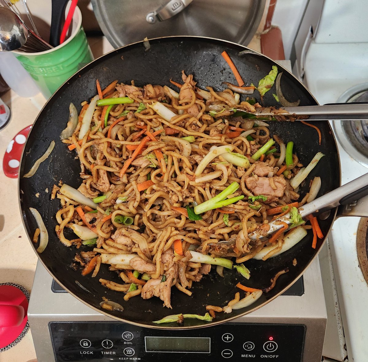 dakouyu's tweet photo. First time making Chow mein :) https://t.co/D91inHw86q