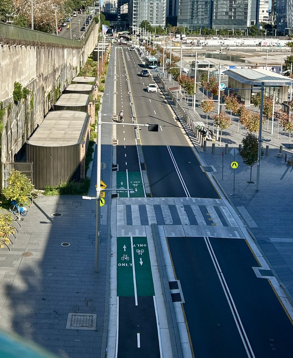 TheSydneyBlog's tweet image. BARANGAROO | Hickson Road in its superior state - separated cycleway, dedicated bus bays, generous footpath provisions, metro station entrance and great selection of plants. Bring on Central Barangaroo.