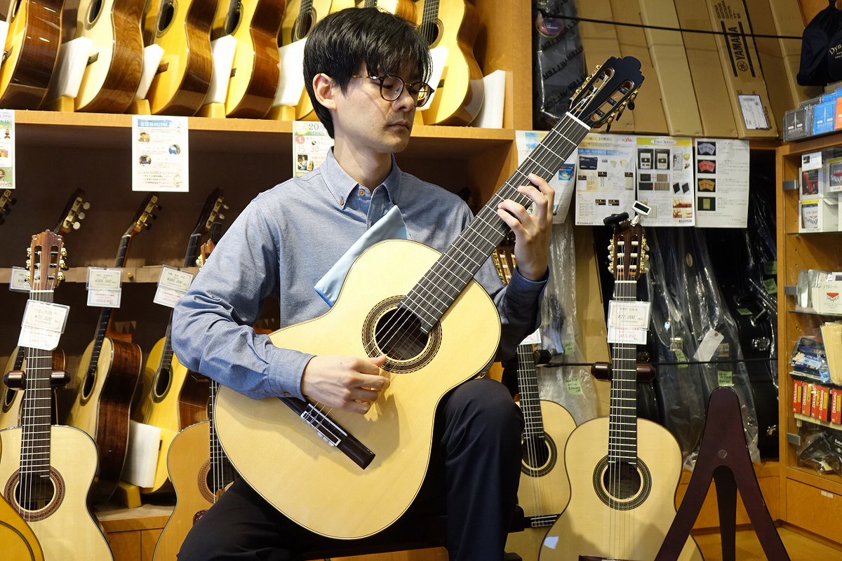 今日は「林祥太郎サロンコンサート＆レッスン会」の二日目で、早く店に着いたので楽器を４本試奏して頂きました。
１．マルコ・マグオロ
２．ケヴィン・アラム
３．マヌエル・ヴェラスケス
４．パコ・サンチャゴ・マリン 50周年記念モデル