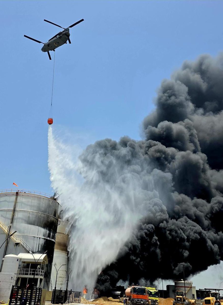 HamdanWahe57839's tweet photo. 🚨🔥 Massive fire breaks out at Hamriyah Port in Sharjah, UAE 🇦🇪 

Emergency services on the scene. 

#UAEFire #Sharjah #HamriyahPort https://t.co/YlLYZpcXIs