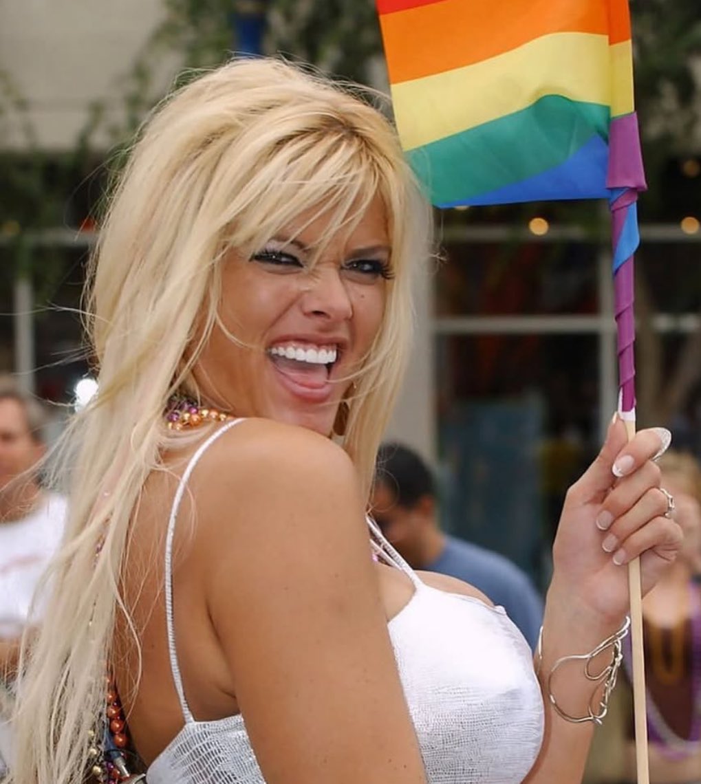 notgwendalupe's tweet photo. anna nicole smith at pride 2005 https://t.co/d7m5ymYYuH