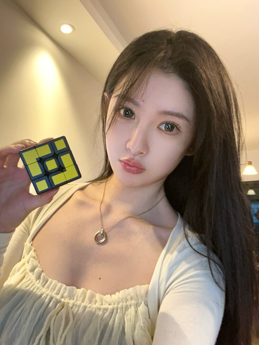 哇 是币安的快乐魔方！#Binance 
在座各位今天都是宝宝，祝朋友们六一快乐🎈童心未泯，快乐不减🎉
<a href="/binancezh/">币安Binance华语</a> <a href="/binance/">Binance</a> <a href="/heyibinance/">Yi He</a> <a href="/cz_binance/">CZ 🔶 BNB</a> <a href="/sisibinance/">sisi</a> <a href="/yayabinance/">丫丫🔶BNB</a> <a href="/0xWatell/">WaTell 蛙跳</a>