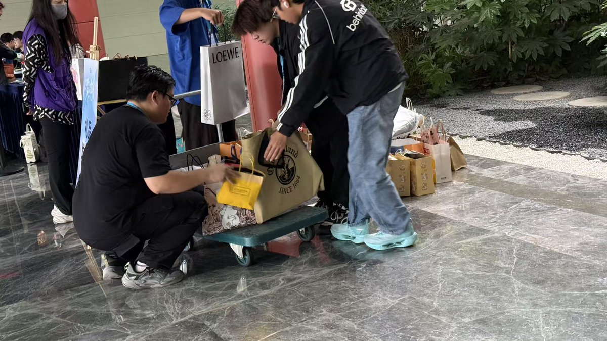 Sunmiwaipu's tweet photo. All the gifts have been delivered to N’Film，we love you baobao😊@filmracha  
#filmracha 
#filmrachnun https://t.co/atjDdTLicG