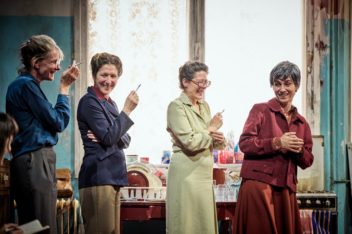 [critique] <a href="/VincentBouquet/">Vincent Bouquet</a> Julie Deliquet met la guerre à hauteur de femmes urlr.me/Yz2Tfe La metteuse en scène s’empare brillamment de « La guerre n’a pas un visage de femme » de Svetlana Alexievitch, et redonne à la parole de ces soldates soviétiques la place centrale