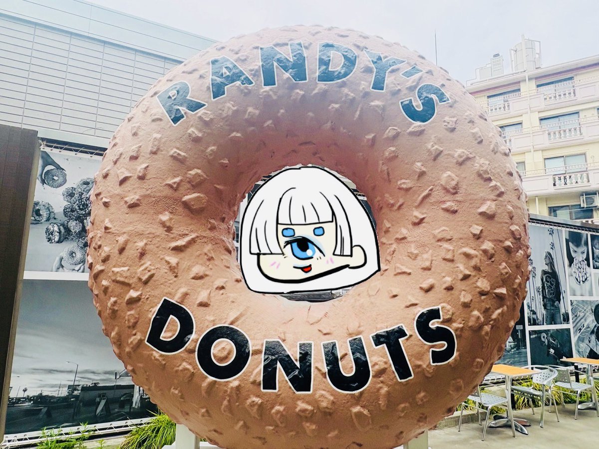 朝イチで並んで超でっっっかいドーナツ買えたよ～～～～‼️

うれしおいしい🥤🌈🍀💕

店内は幸せ空間だった♥️
全部食べたい選べないよぉ🤤

ドーナツ大好き🍩👁🫶

#ちもさんフレンズ
#毎月1日は単眼の日
#monsterparty
#ランディーズドーナツ