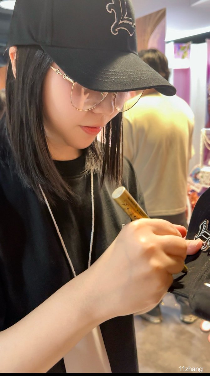 11zhang_'s tweet photo. 没在拍小孩的时候 我在专心看LM🤭
我出息了 我也是亲手递给LM礼物的人了😂
LK MEMORABLE BDAY
#LOOKKAEWSeraphOfTheWorld
#lookkaewkamollak
#lookmai https://t.co/1B4mrg0bCv