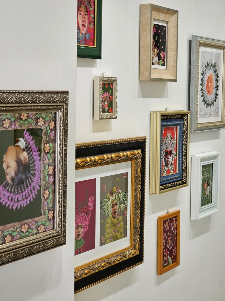 galerieSPUR's tweet photo. 山本美里『Bloom Bloom Bloom』19時までオープンしています。

オープンする時、今日も賑々しく彼らが出迎えてくれました。
ぜひそんな彼らに会いに来てみて下さい。
■日時
開催中～6月8日(日) 水・木曜休廊
13時～19時 最終日17:00まで
#展覧会 #写真展 #フォトコラージュ #山本美里 #大阪 #服部天神 https://t.co/3rP9mQOfI5