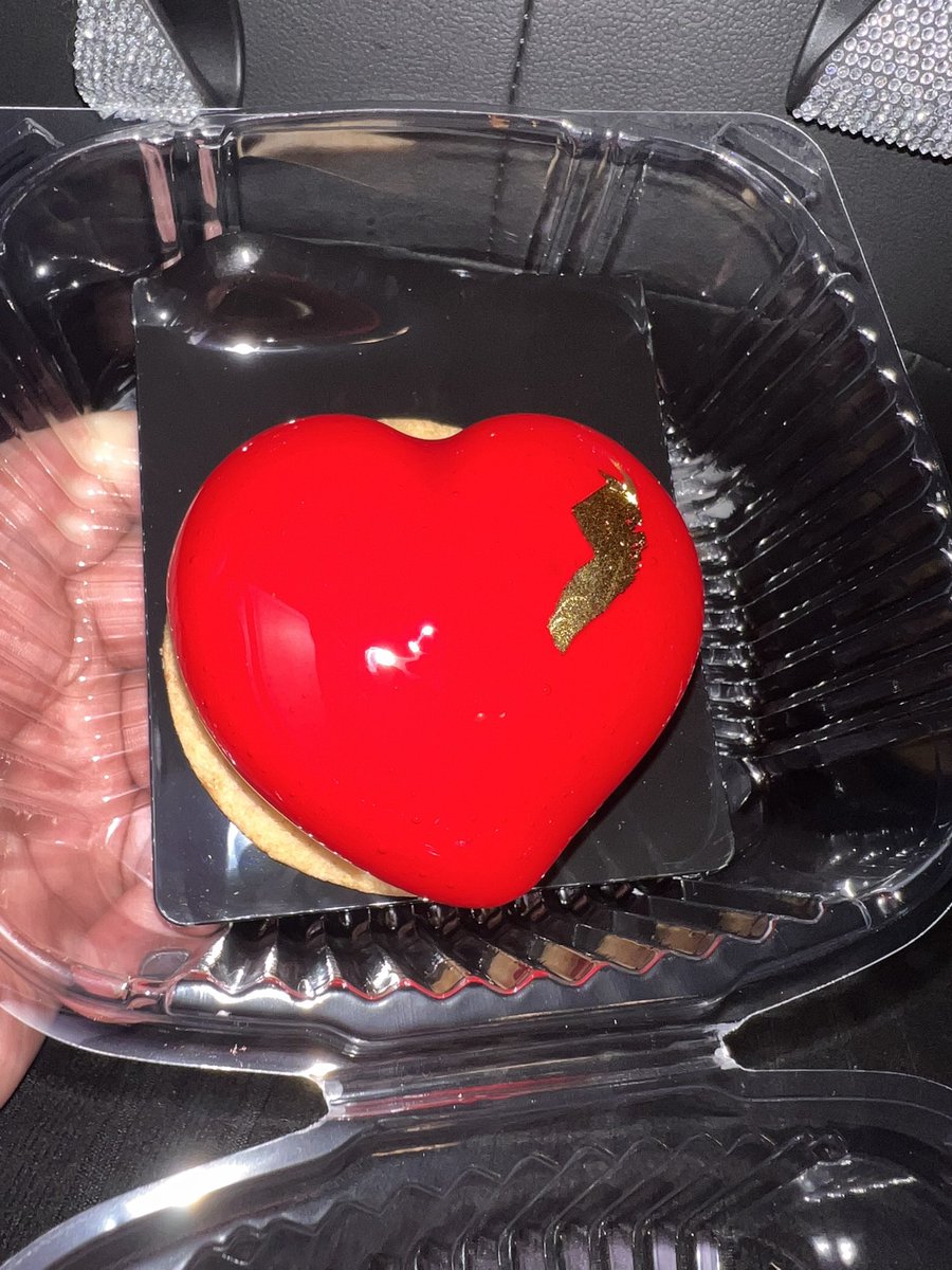 My cousins took my to my first concert Wonho was amazing and so sweet and then after she got me this cute cheesecake