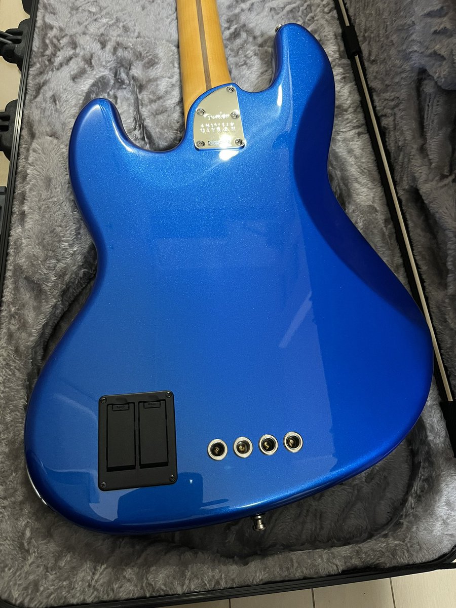 abelkain_PA84's tweet photo. My New Gear…
Fender American Ultra II Jazz Bass

ここにきて欲しかった4弦が手に入った。
アルダーボディとエボニー指板の組合せは初めてで試奏した時点でアトリエとは違う出音だったのもあるけど何よりルックスに一目惚れしたので即断 https://t.co/oZyZPyzRBq