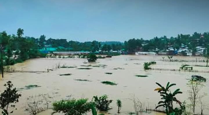 RoMujif's tweet photo. Heavy flooding in the camps has left no safe place for relocation. Monthly rice and other groceries from @WFP have been soaked and spoiled. Affected families urgently need support from the disaster response teams. 🆘🌧️

#Rohingya #Refugees #FloodRelief 
📸 Original owner https://t.co/7P8A2eNw9K